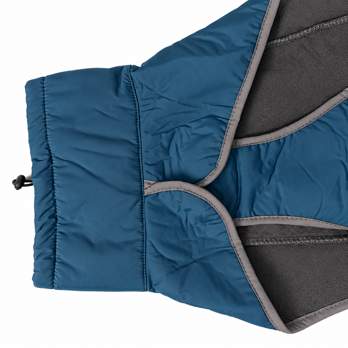 Detalle de las dos piezas delanteras y la tira inferior del chubasquero azul